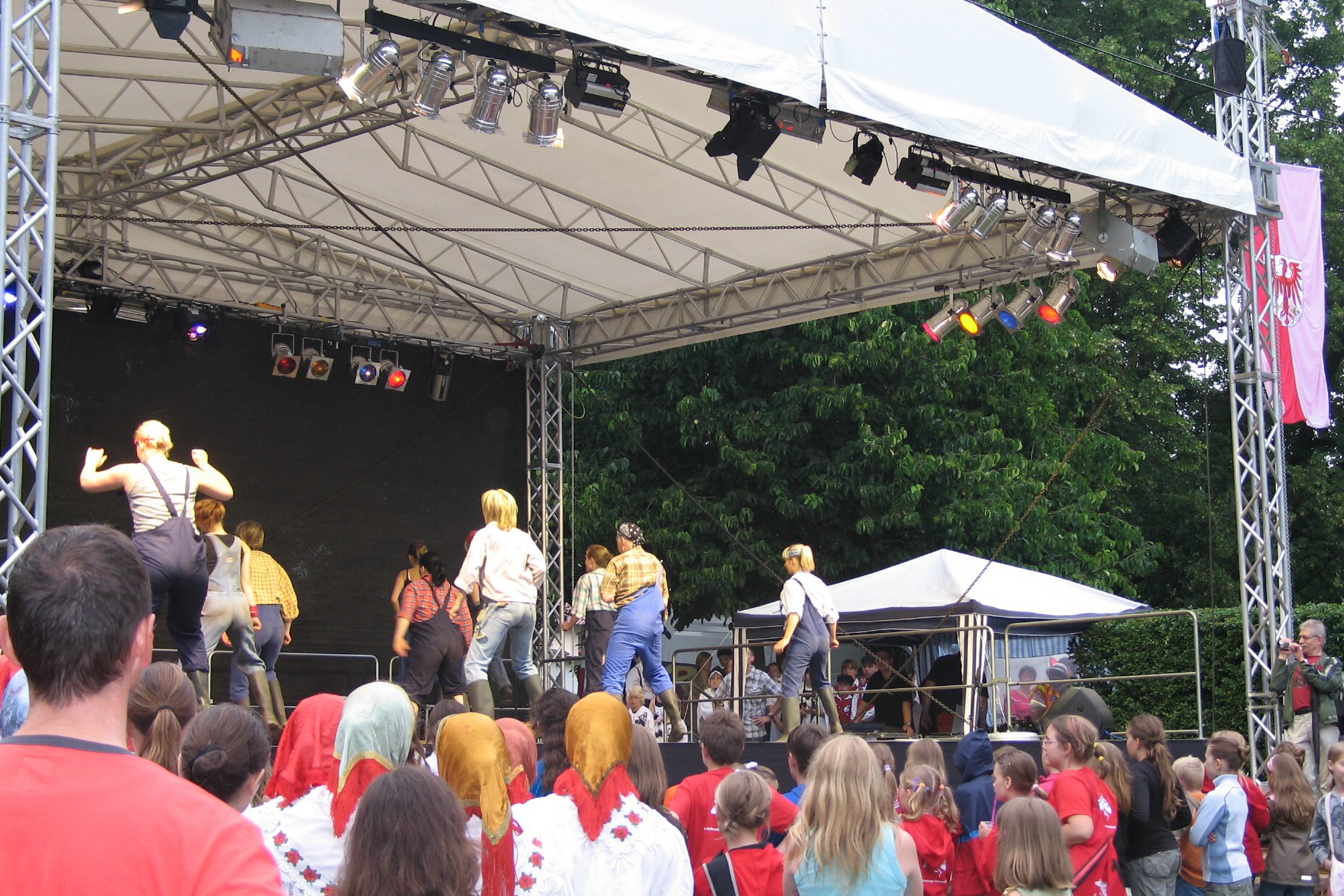 1. Brandenburger Tanzfest in Neuenhagen: 38.GrosseShowt_Bauarbeitertanz KJTN